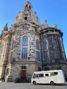 Carado I 447 vor der Frauenkirche in Dresden