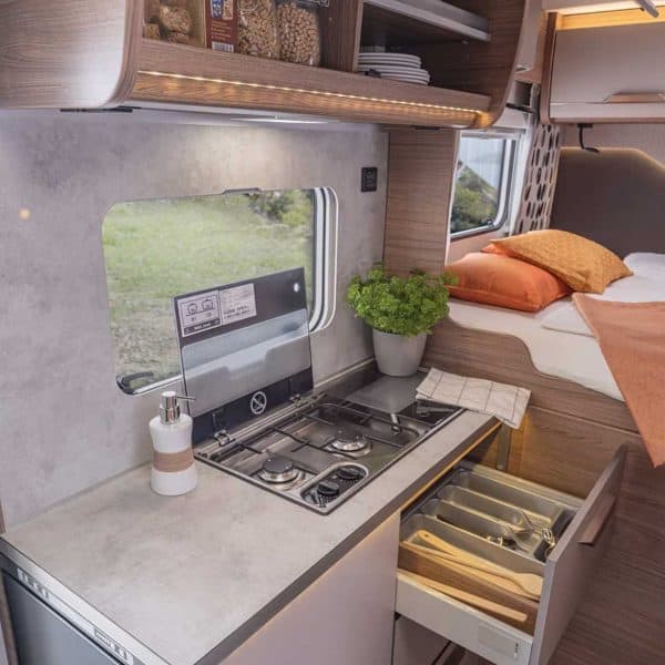 Kompakt‐Küche im KNAUS TOURER VAN 500 MQ