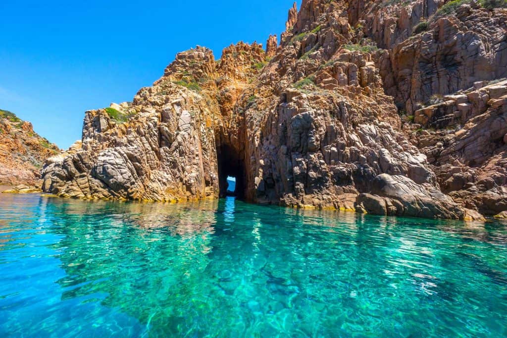 Felslandschaften an der Küste von Korsika und perfekt für einen Ausflug mit dem Camper Van