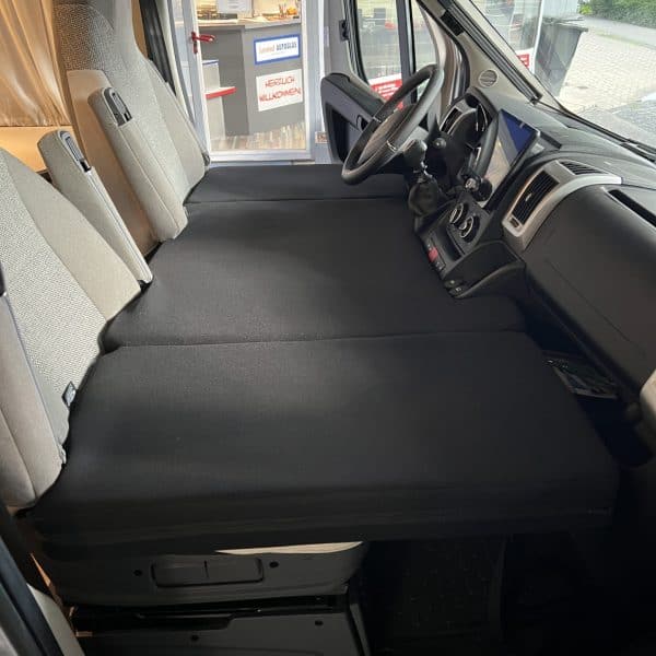Praktisches Zusatzbett im Fahrerhaus vom Wohnmobil