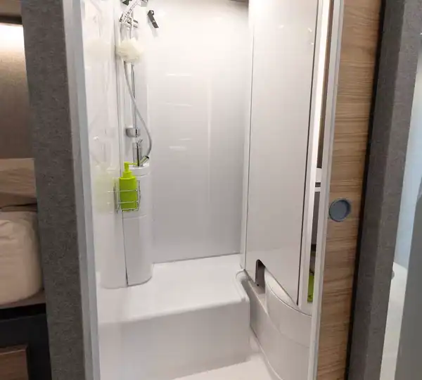 Dethleffs Globebus Performance 4×4: Badezimmer mit Dusche