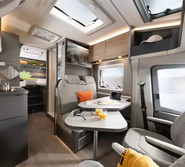 Dethleffs Globebus Performance 4×4: Sitzgruppe mit ausziehbarem Tisch