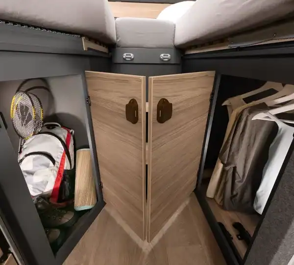 Dethleffs Globebus Performance 4×4: Schränke unter den Einzelbetten