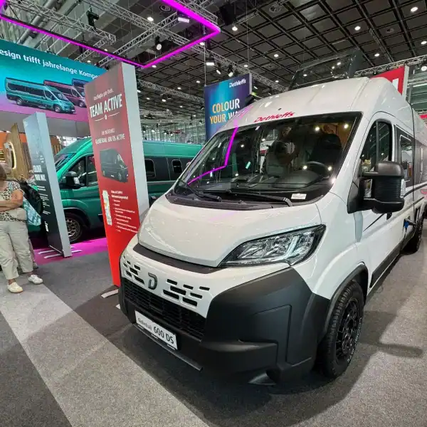 Dethleffs Globetrail Active 600 DS: Frontansicht auf dem CARAVAN SALON