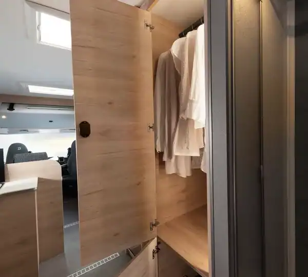 Dethleffs XLI 7812-2 Kleiderschrank