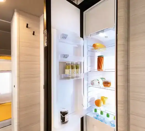 Dethleffs C’JOY Active 480 QLK: Kühlschrank