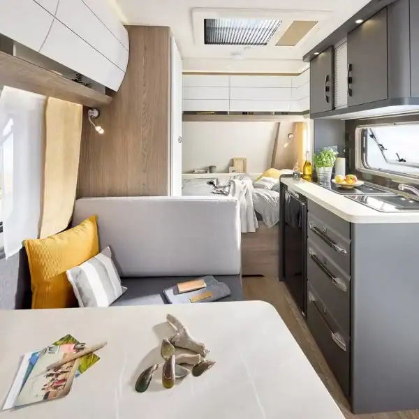 Hobby Ontour 390 SF: Kühlschrank in der Küche
