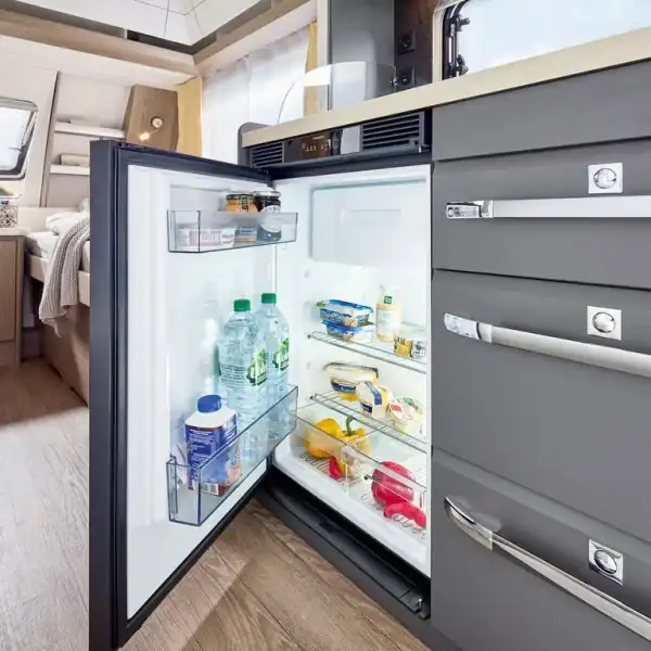 Hobby Ontour 390 SF: Kühlschrank in der Küche