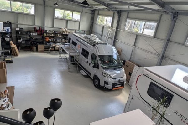 Neue Halle zum Vermieten der Wohnmobile und Wohnwagen in Braunschweig