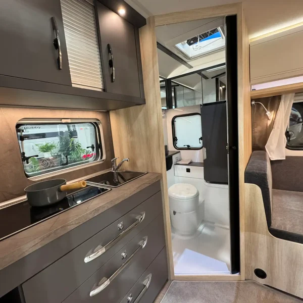 Hobby De Luxe 460 SL: Küche mit Blick zum Bad