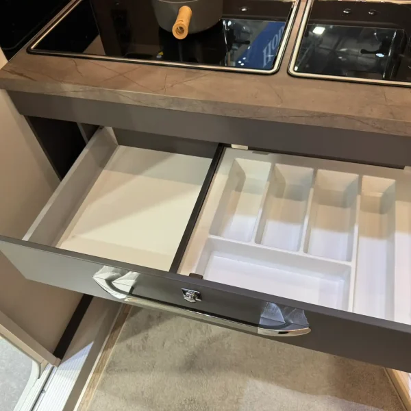 Hobby De Luxe 460 SL: Schubladen in der Küche