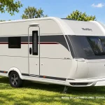 Hobby de Luxe 460 SL (Abb. ähnlich, mit KI bearbeitet; Bilder Galerie: Caravan Salon 2026)