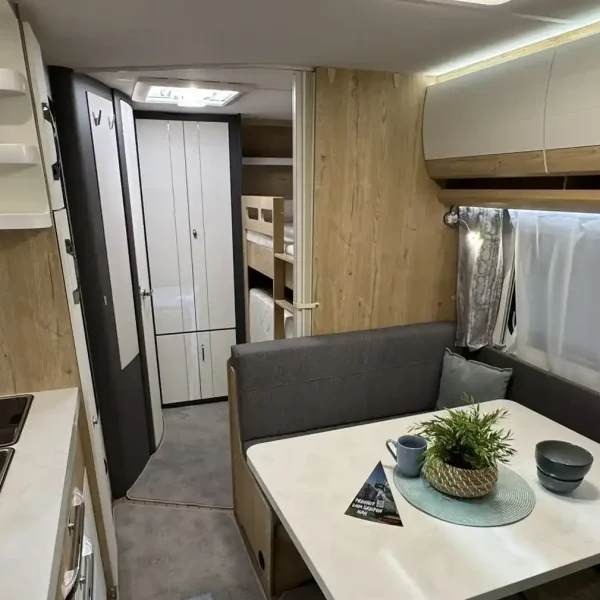 Hobby Excellent Edition 545 KMF: Innenraum mit Blick auf die Stockbetten