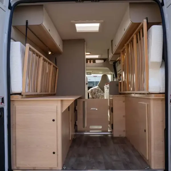 LMC Innovan Pure 640: Betten hochgeklappt für mehr Stauraum