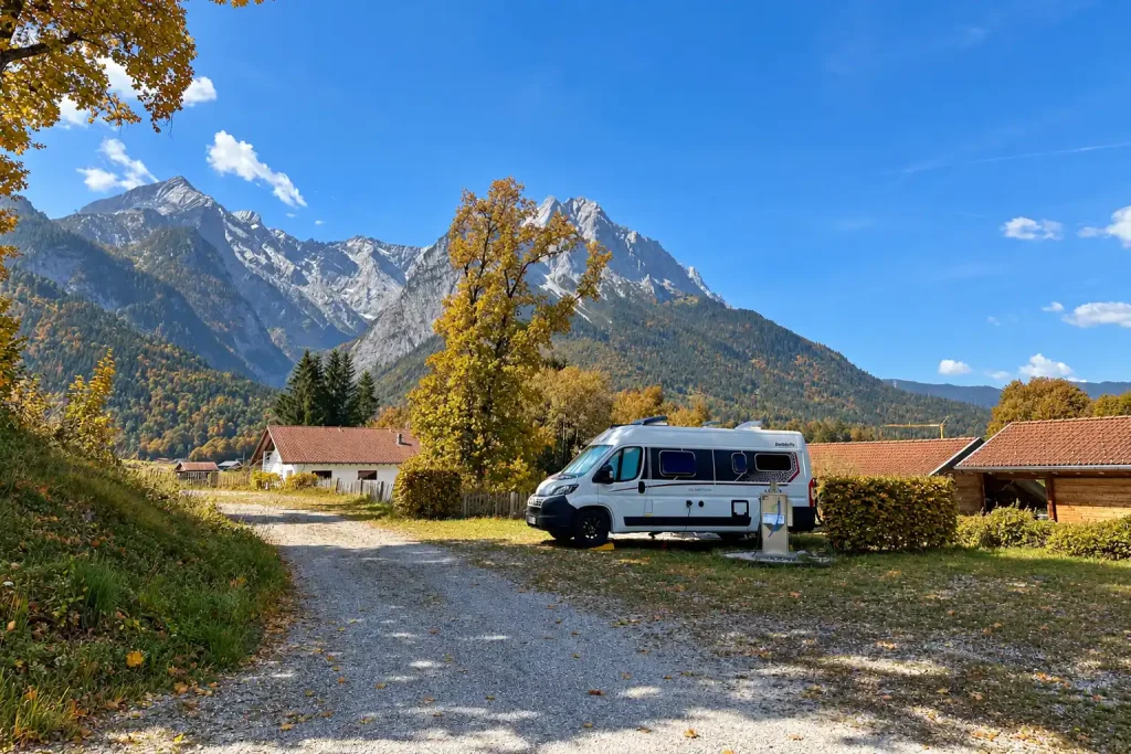 Camping mit dem Wohnmobil zur Miete im Herbst an der Zugspitze