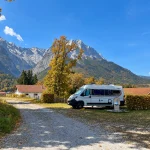 Camping mit dem Wohnmobil zur Miete im Herbst an der Zugspitze